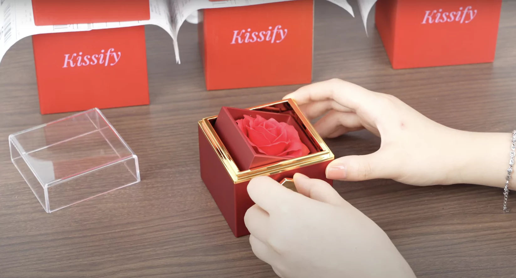 Indlæs video: Packing the Eternal Rose Box with Hidden Hug Necklace | Perfect Gift for Loved Ones | Kissify